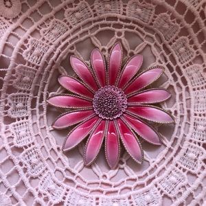 VINTAGE Pink daisy flower brooch pin